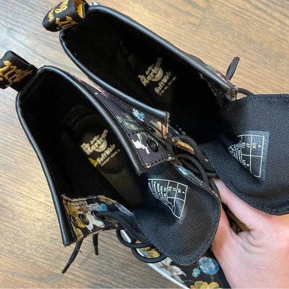 Dr Martens Newtons DF in Black Darcy Floral Print Women 6 - Picture 9 of 13